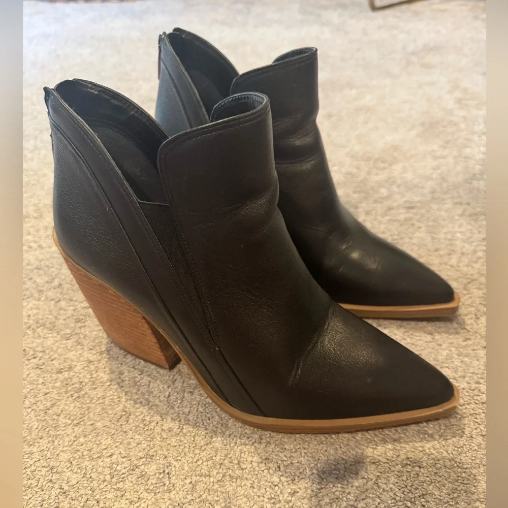 Vince Camuto Black Leather Gradina Block Heel Bootie 9.5